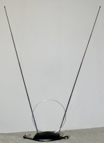 Rabbit-ears_dipole_antenna_with_UHF_loop_20090204.jpg